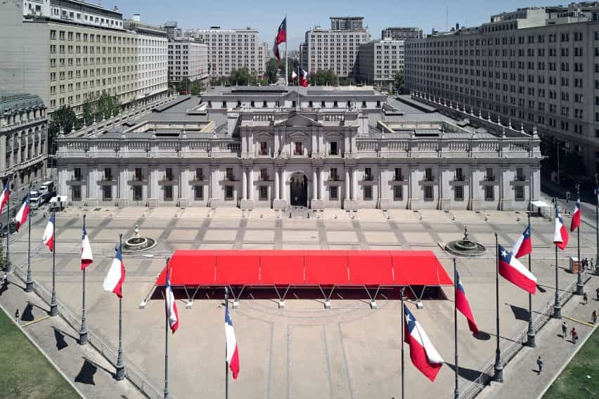 Tienda de campaña roja frente a la casa del estado de Santiago