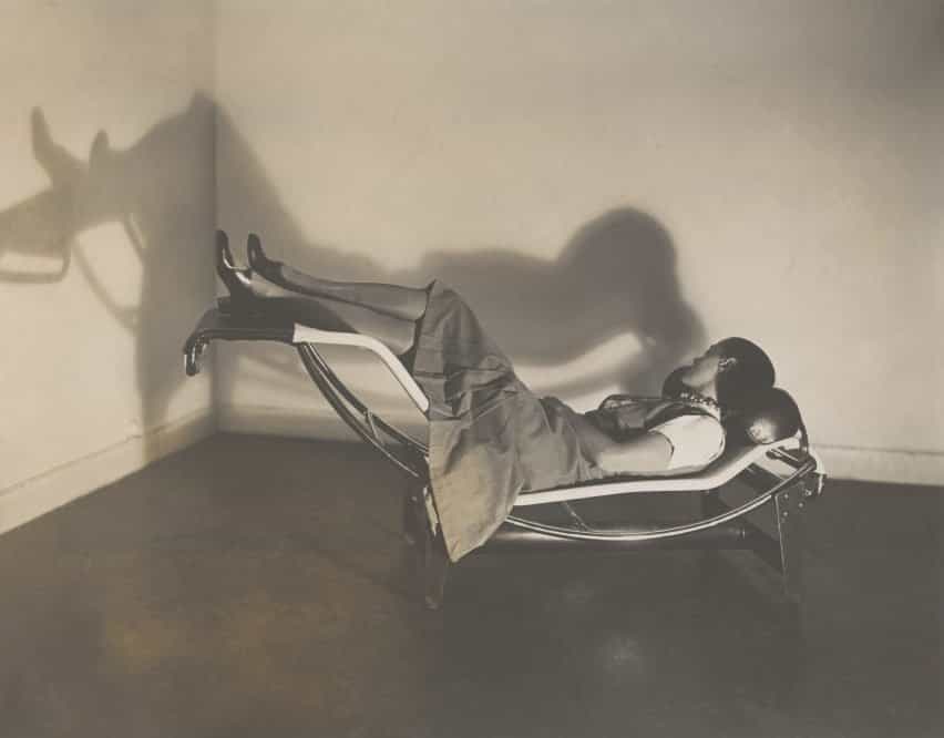 Charlotte Perrian reclinada en una chaise longue