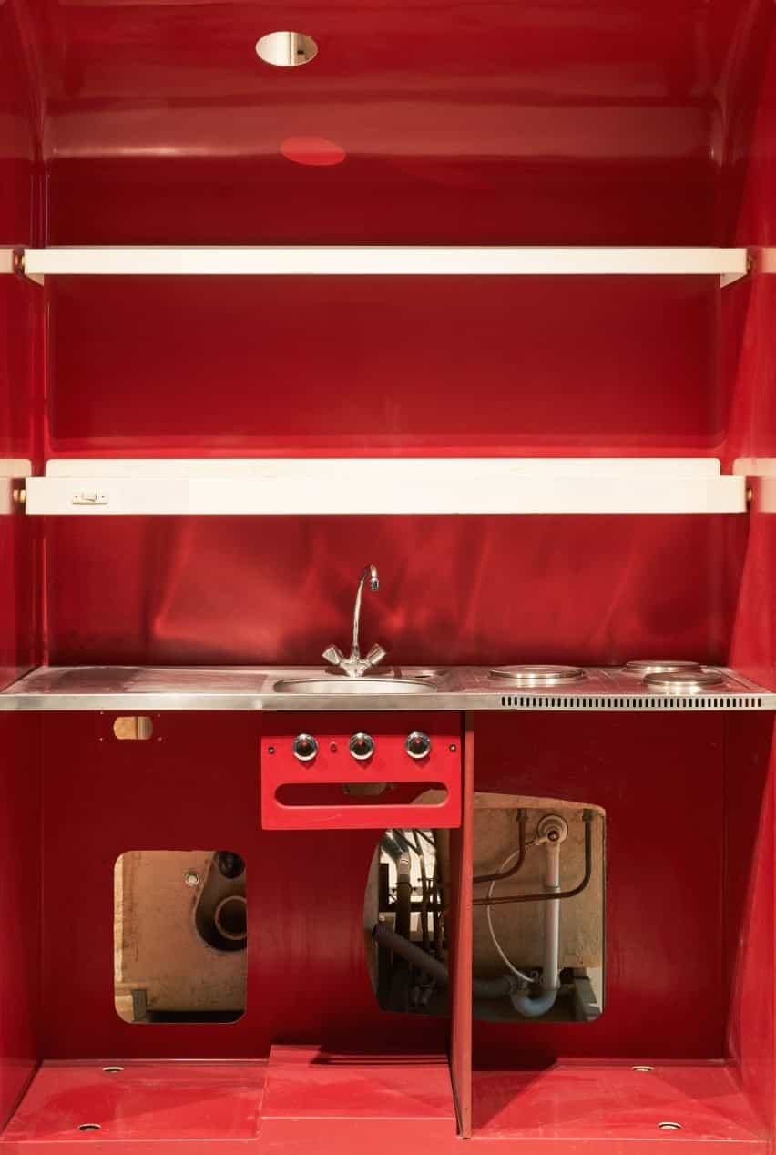 Una cocina prefabricada roja.
