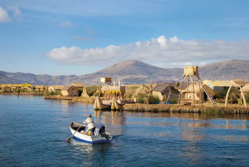 Totora Islas Flotantes son islas artificiales creadas a partir de cañas en el Perú