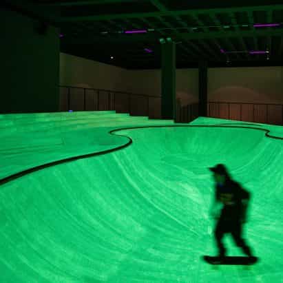 Que brillan en la oscuridad skatepark creado dentro de la Trienal de Milán de Koo Jeong Un