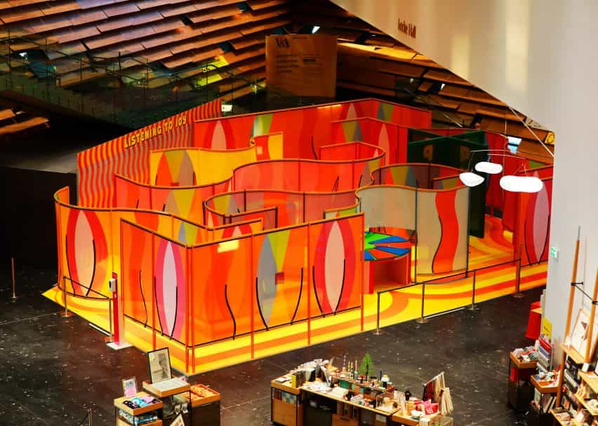 Laberinto multicolor formado por paredes curvas en una galería del museo