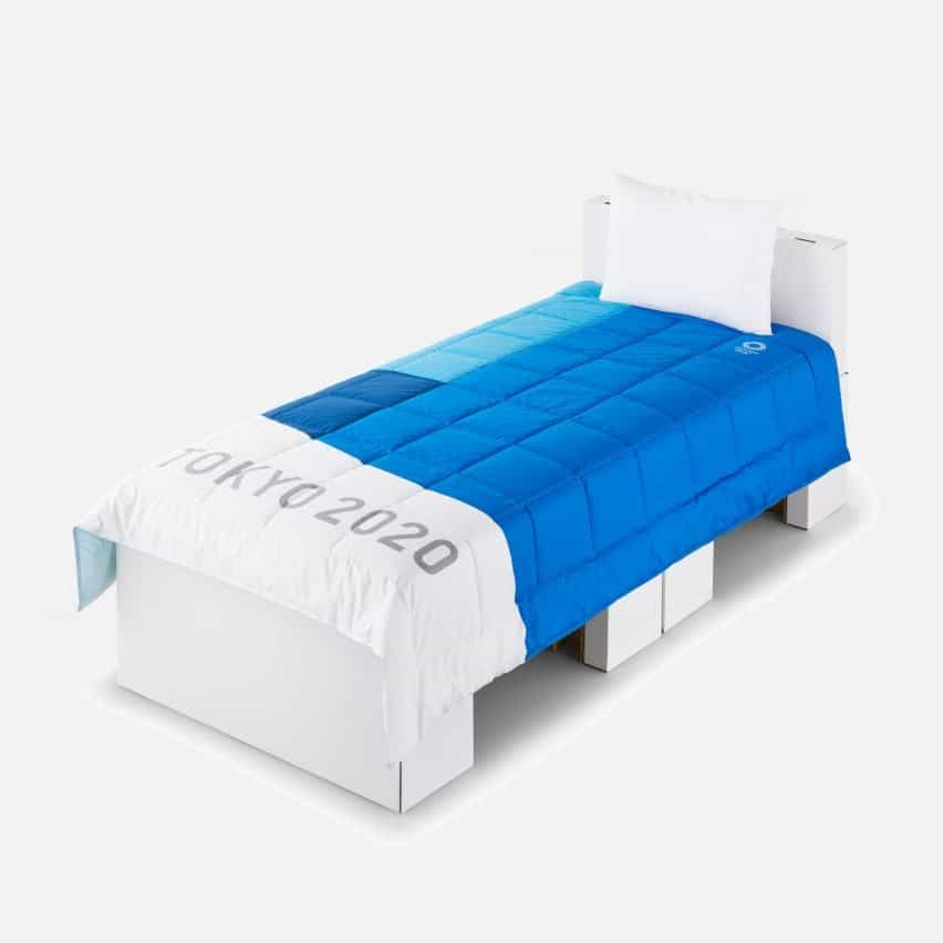 Una cama y un colchón azul y blanco para los Juegos Olímpicos de Tokio 2020