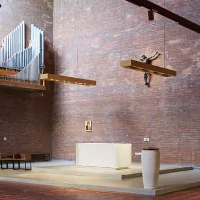Max Lamb crea un altar minimalista para la Iglesia de San Juan Crisóstomo