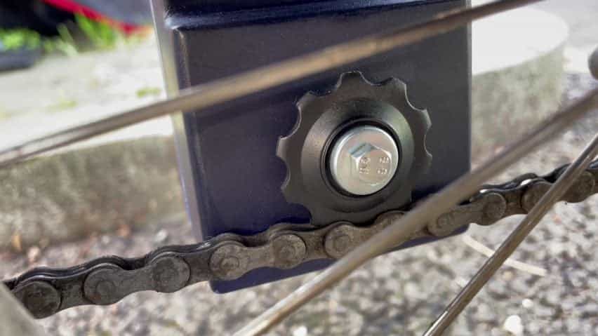 Engranaje en la parte posterior de MyPowerbank por Luke Talbot sentado en la parte superior de una cadena de bicicletas