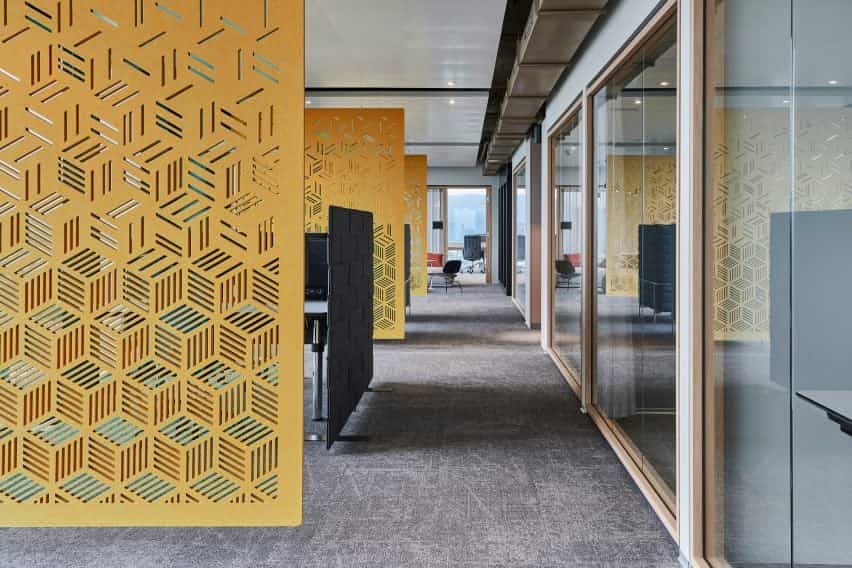 Paneles de pared archisónicos amarillos de Impact Acoustic utilizados como separadores de habitaciones en una oficina