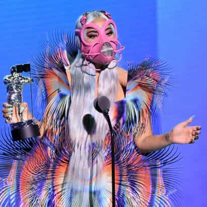 Lady Gaga equipos mascarilla de color rosa con el vestido de Iris van Herpen "otro mundo" en los VMA 2020