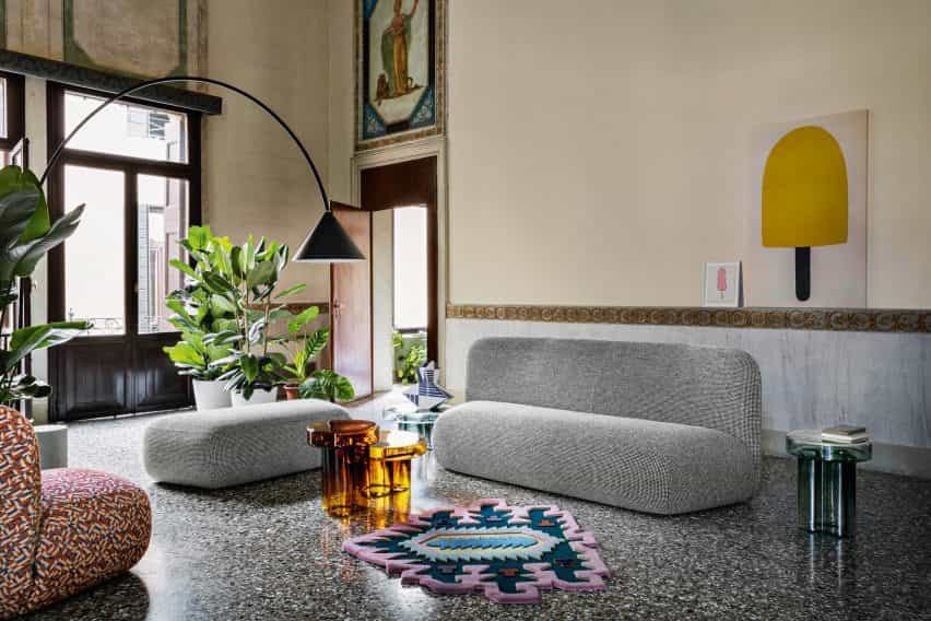 Un sofá gris y un módulo estampado de Miniforms