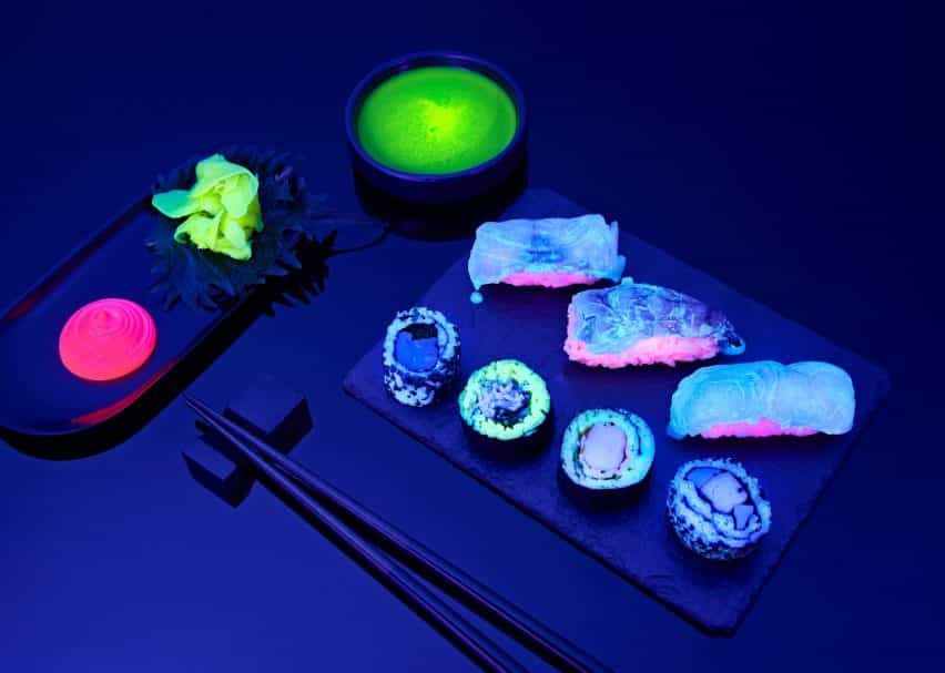 Sushi, salsas y palillos en el bar de sushi Glow-in-the-Dark de Bompas & Parr