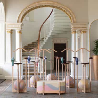 Ene Hendzel Studio combina cerámica, cobre batido y plástico reciclado para stands hotel de valet