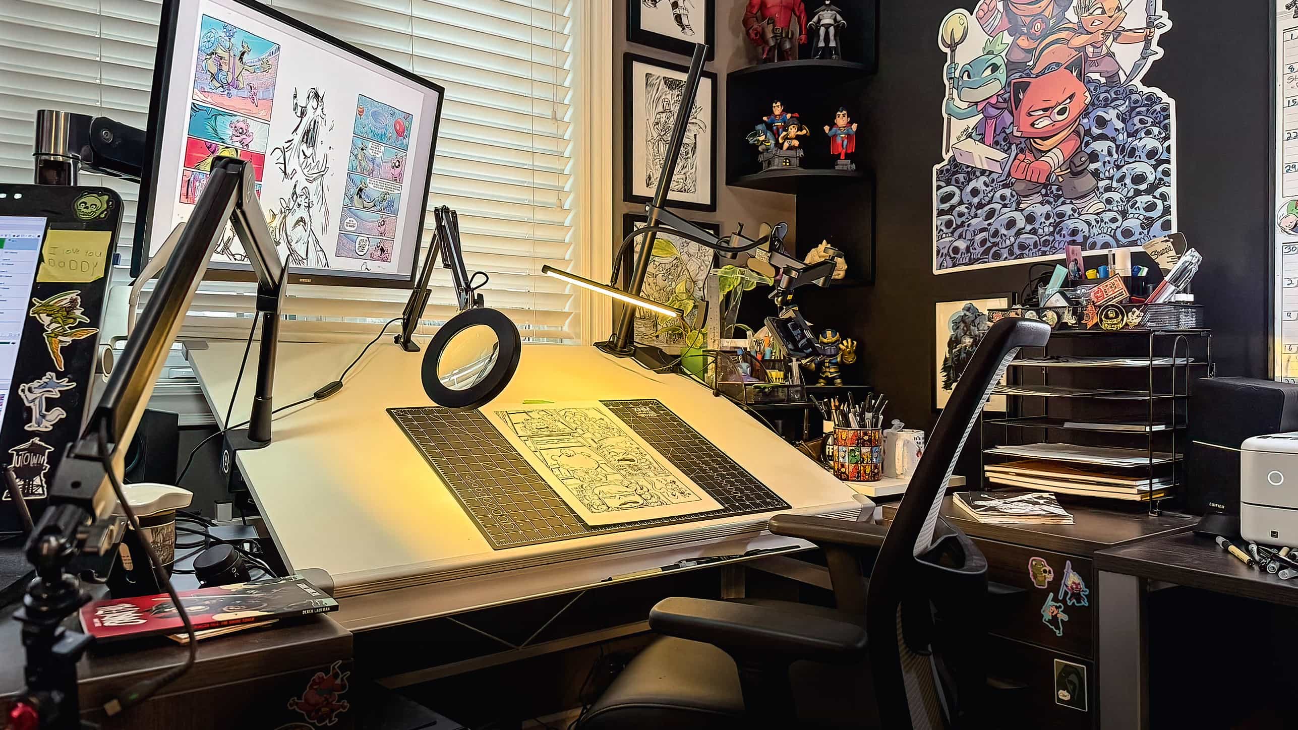 Dentro del estudio del artista: gatos soñolientos y un Wacom Cintiq de nueve años son los componentes centrales del santuario de arte de Derek Laufman