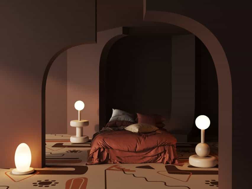 La alfombra artesanal Moche de color cálido de Talk Carpet se usa en un dormitorio con poca iluminación