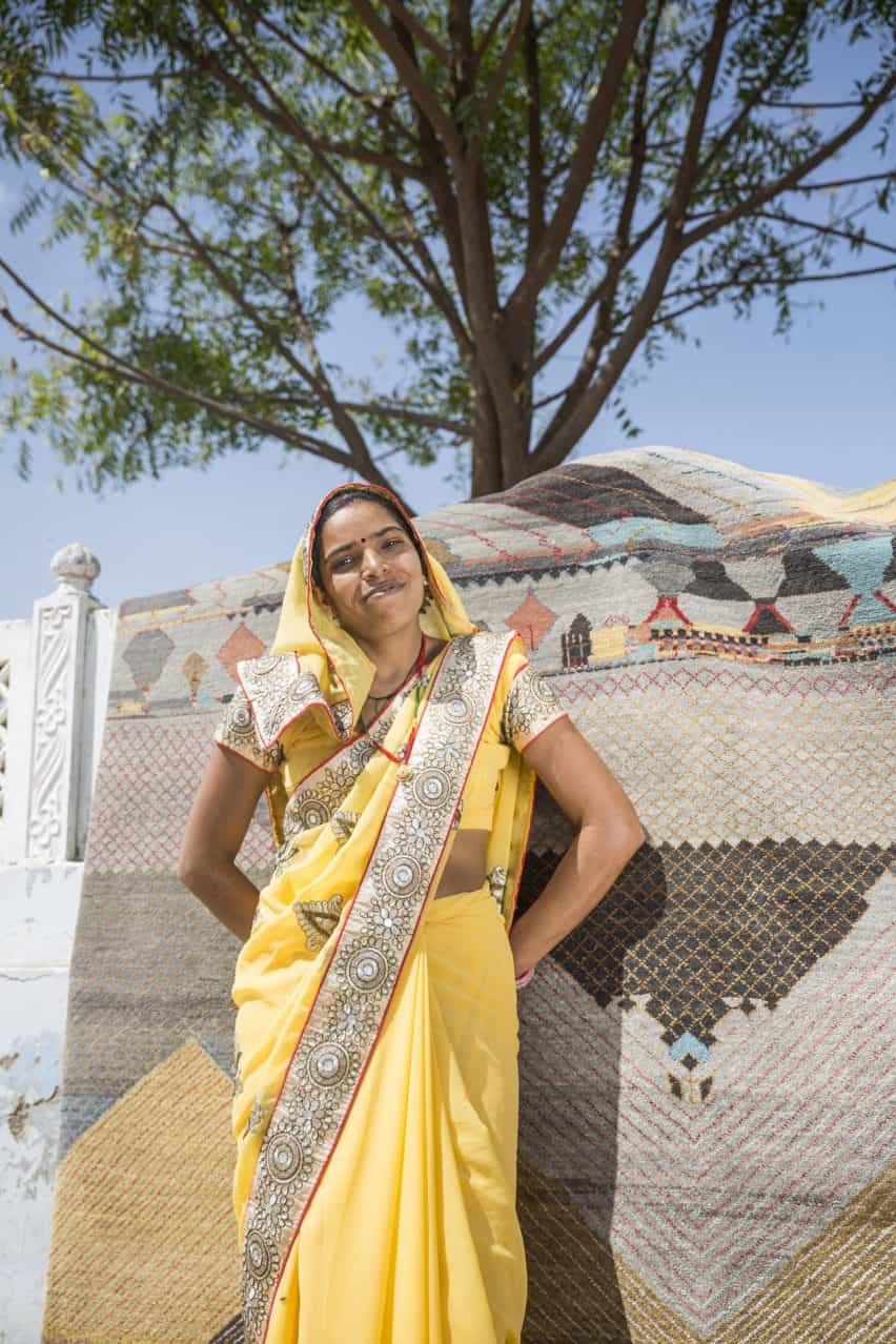 Kasturi Balotia con la alfombra deepak diseñada para las alfombras de Jaipur