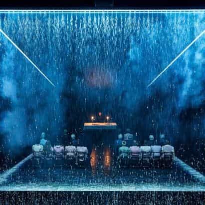 El set The Crucible de Es Devlin presenta una instalación cíclica de lluvia para simbolizar el "caos"