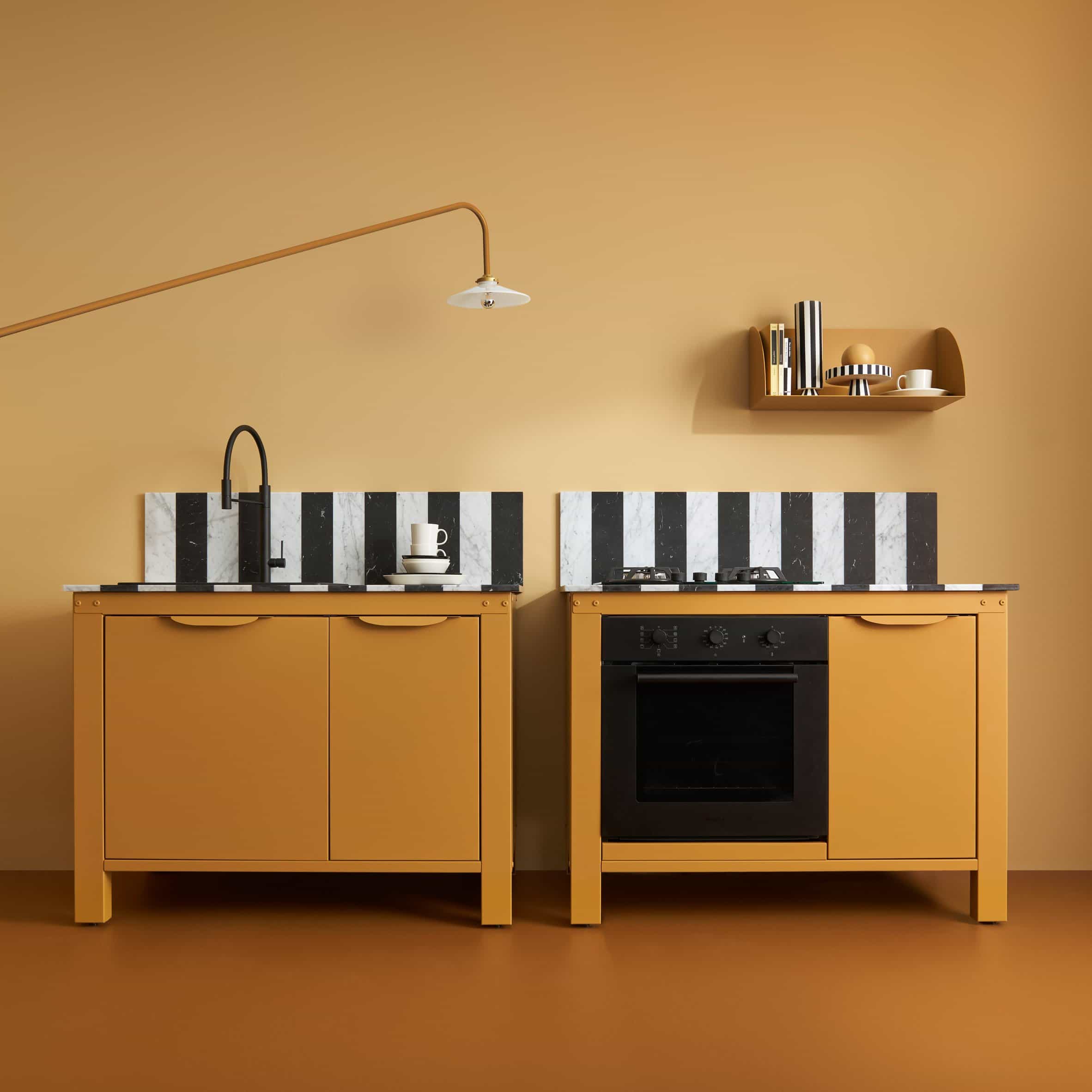 Very Simple Kitchen mezcla colores llamativos con la tradición italiana para unidades de cocina de mármol y acero inoxidable