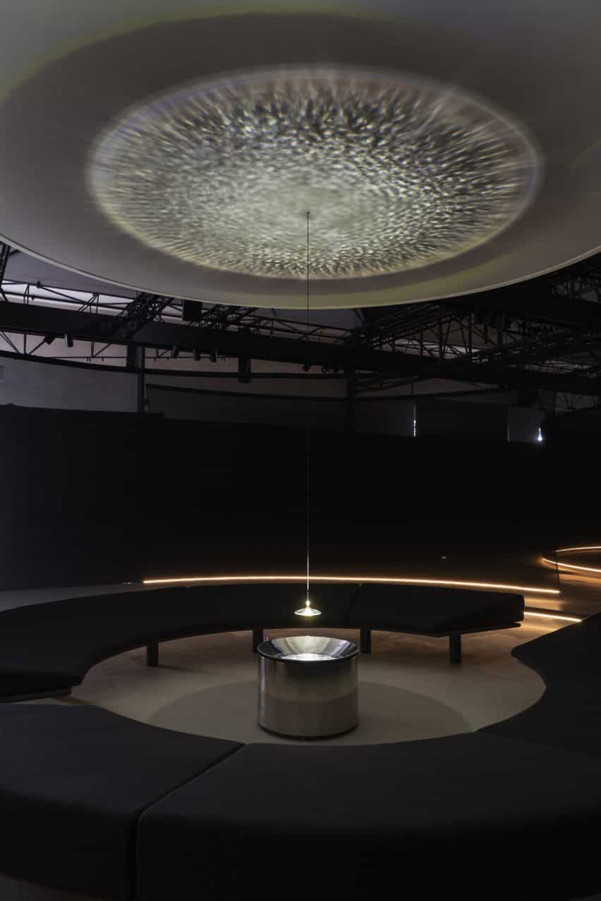 Sala con forma de metro con banco circular en la instalación de Google en la Semana del Diseño de Milán