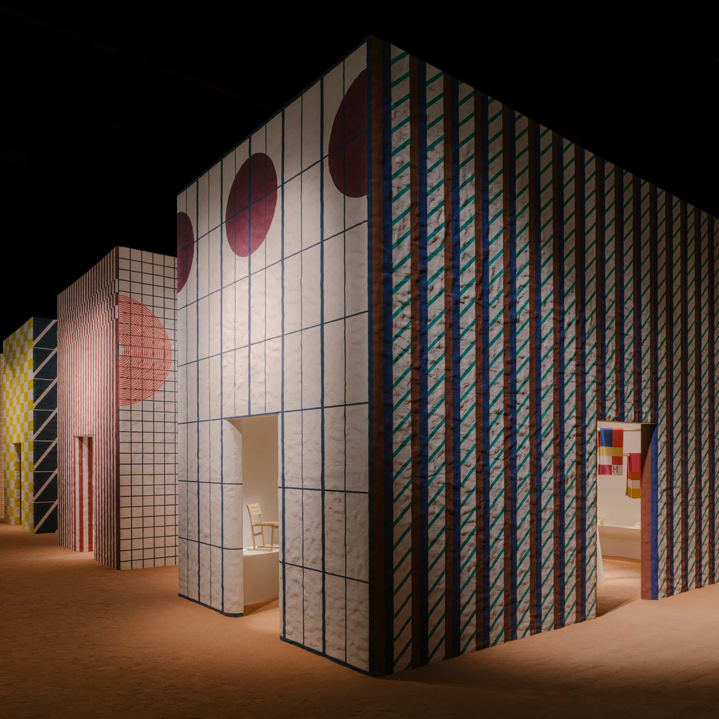Hermès exhibe muebles en cinco casas con patrones audaces