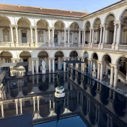 La instalación de la semana del diseño de Grohe en Milán crea reflexiones en el patio histórico