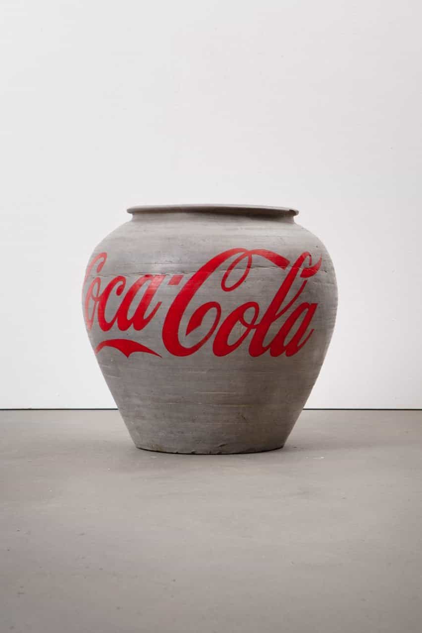 Urna pintada con un logotipo de Coca Cola por Ai Weiwei