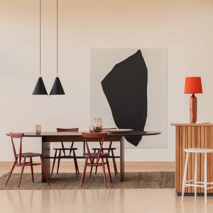 Ambiente de comedor de L.Ercolani con sillas de madera roja