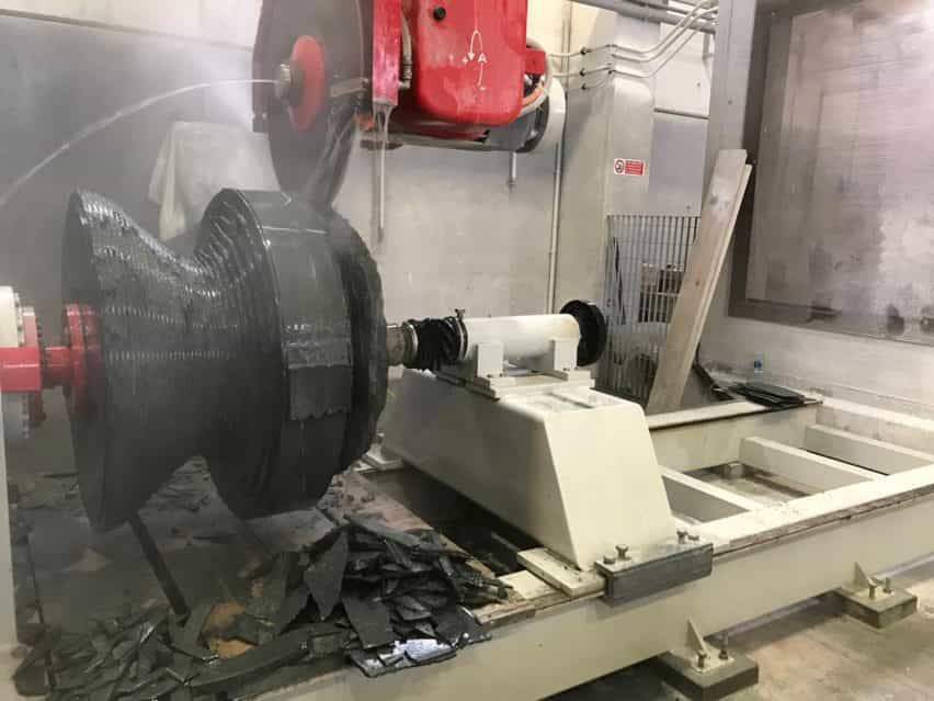 silla de granito que se está cortando