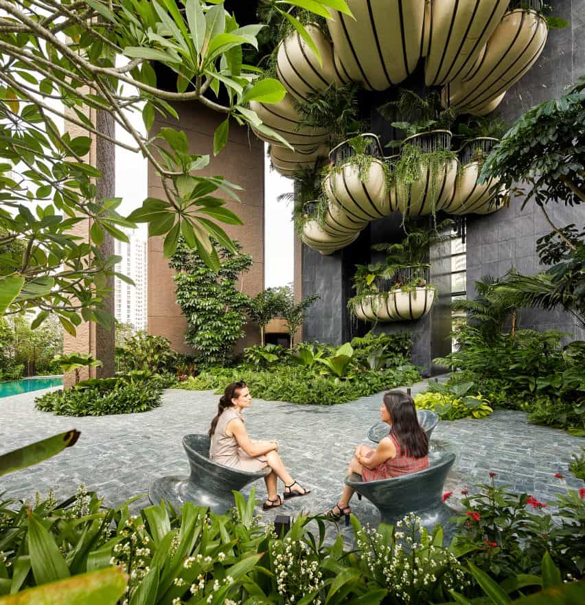 silla de hilado en granito por Heatherwick Studio