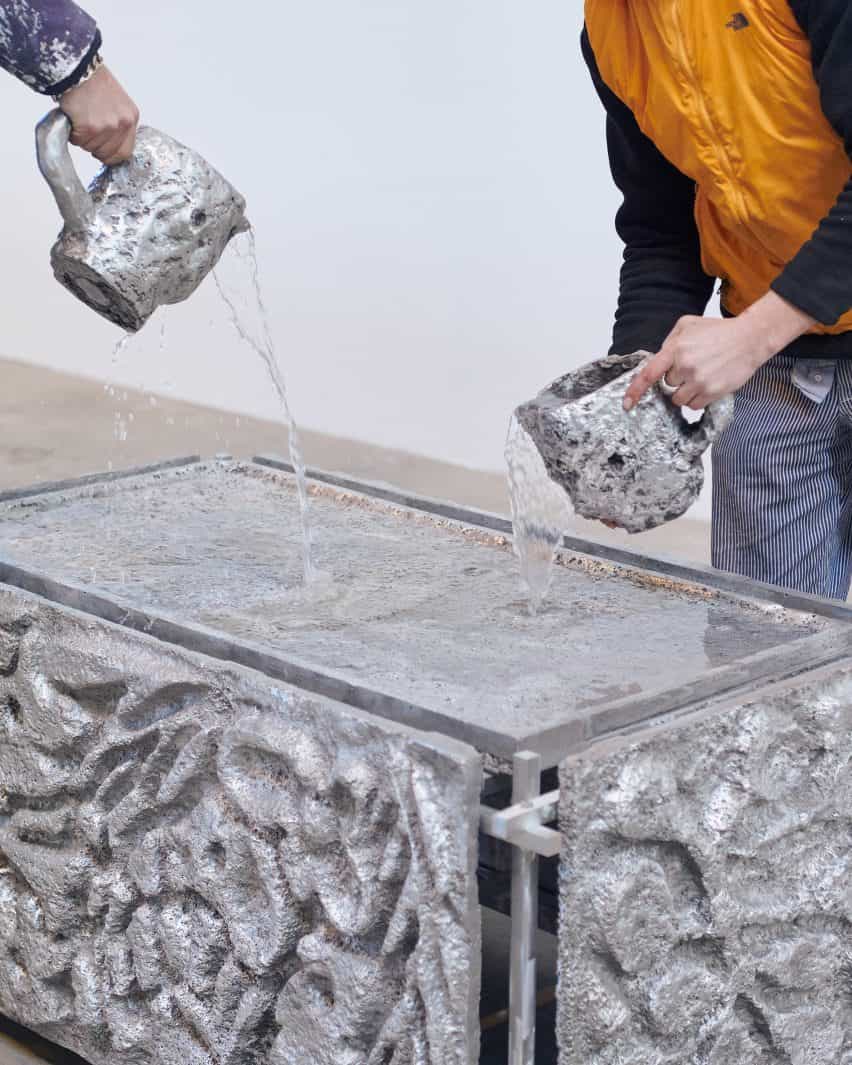 Agua que se vierte en 300kg Beauty Bath por Frederik Nystrup-Larsen y Oliver Sundqvist en la exposición The Mindcraft Project