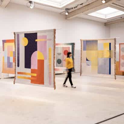 Chromarama es una colección de tapices vibrantes diseñados para personas con daltonismo