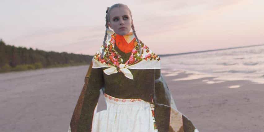 Vestido digital Threads of Influence con imagen del atuendo tradicional letón