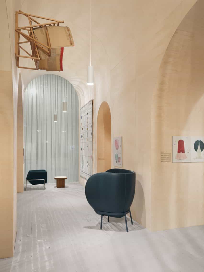 diseño de Londres dúo Doshi Levien construyó una serie de espacios interconectados llenos de versiones escaladas en marcha de los modelos realizados en su estudio para este año la Feria del Mueble de Estocolmo y luz.