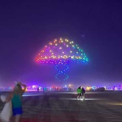 Studio Drift crea una "colección de recuerdos" de Burning Man usando drones iluminados