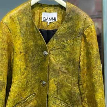 Ganni presenta una chaqueta de piel sintética hecha con bacterias en lugar de piel de vacuno