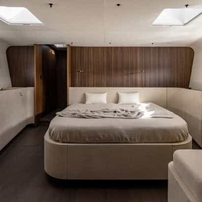 Norm Architects crea un interior cálido pero minimalista para el yate de vela Y9