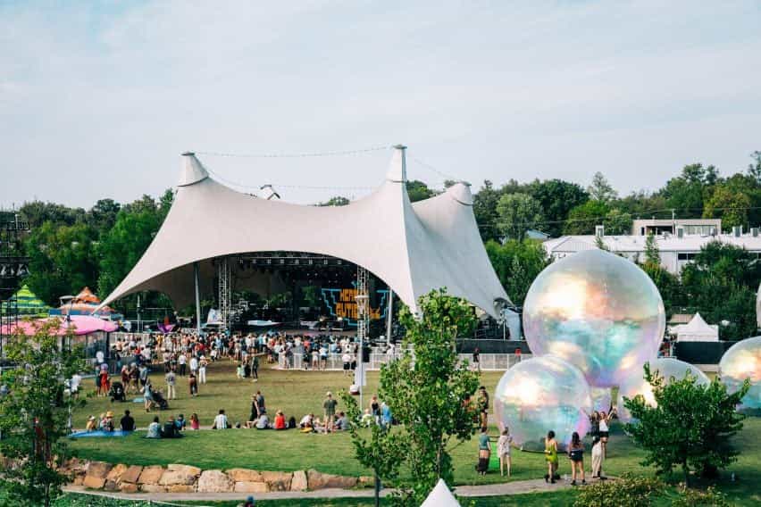 Burbujas escénicas e iridiscentes en el festival de formato