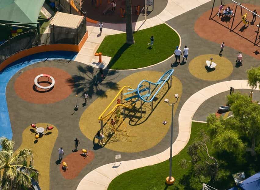Parque infantil multicolor con superficie reciclada en Los Ángeles