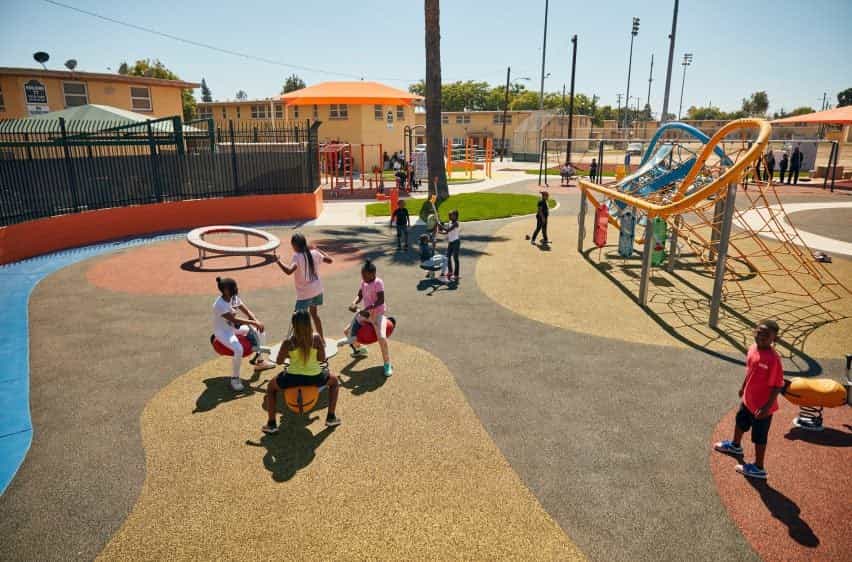 Niños jugando en el parque infantil de Los Ángeles