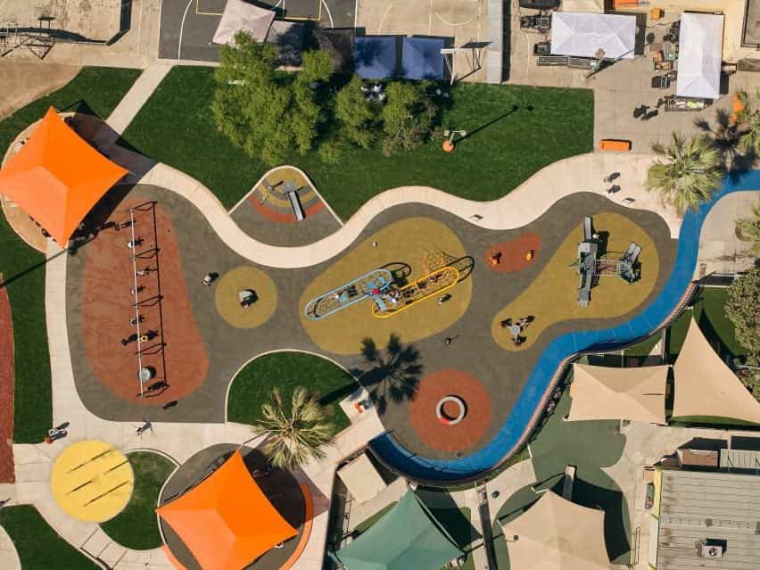 Parque infantil multicolor visto desde arriba