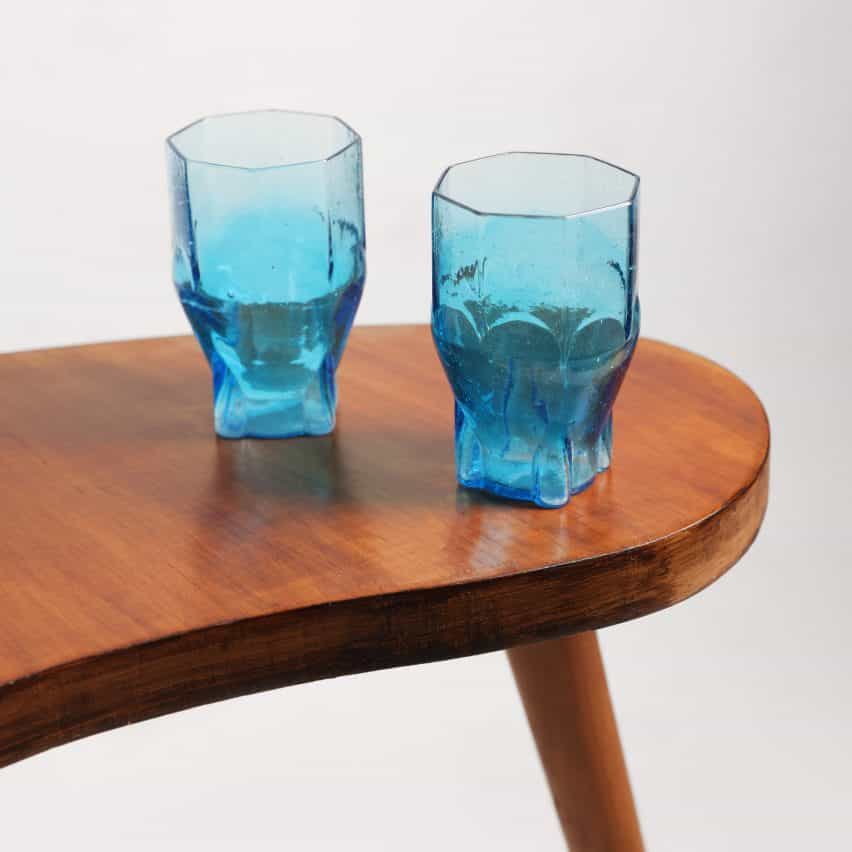 Dos vasos azules sobre una mesa de madera