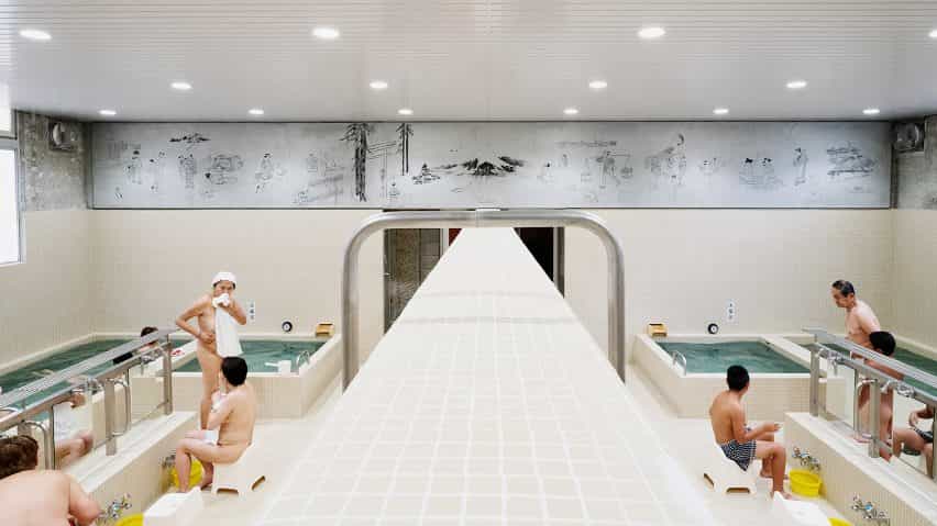 Los arquitectos esquemas actualiza baños japonesa tradicional con azulejos y piedra Towada