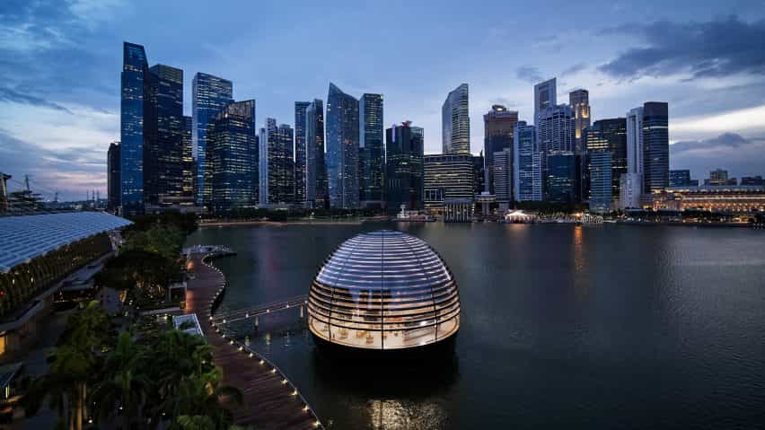 Manzana desenvuelve esférico de vidrio de la tienda de Apple en Singapur por Foster + Partners