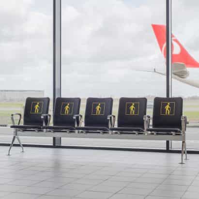 Richard Hutten se derrite viejas sillas de aeropuerto para el nuevo sistema de asientos "radical"