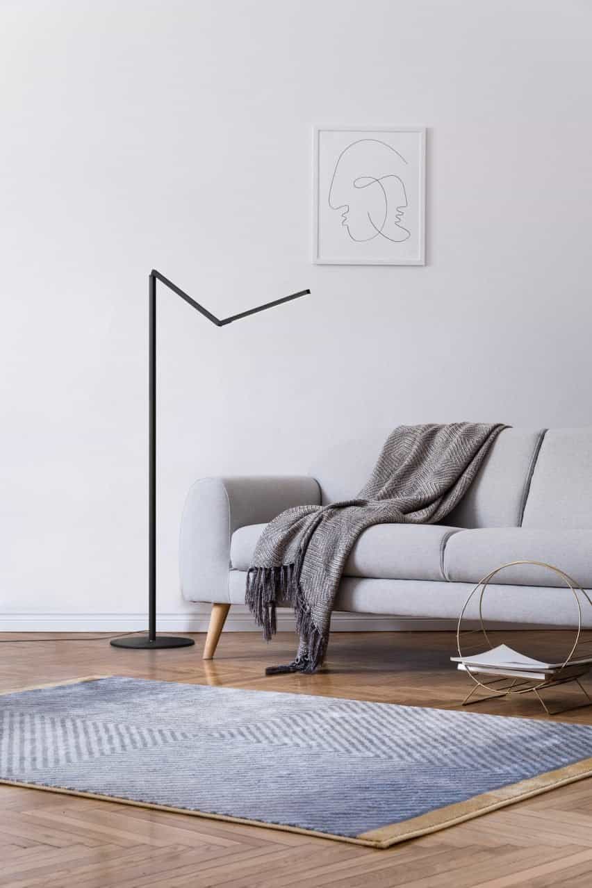 Una fotografía de la lámpara de pie Z-Bar Gen 4 en una sala de estar