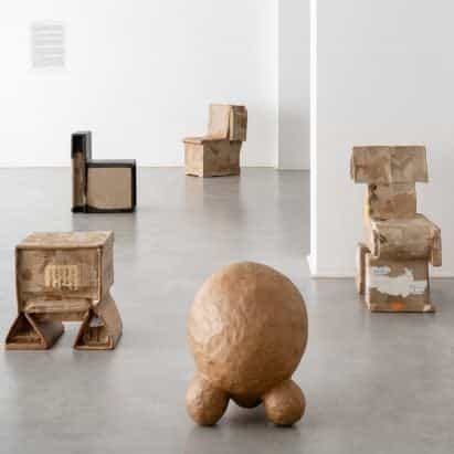 Max Lamb convierte cajas de cartón en muebles que "se pueden reparar infinitamente"