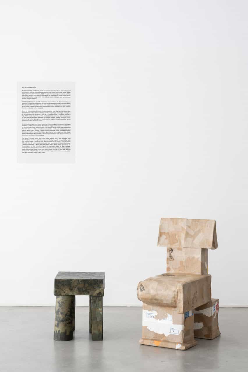 Silla y mesa auxiliar baja de la exposición Box de muebles de cartón de Max Lamb en la Galería Fumi