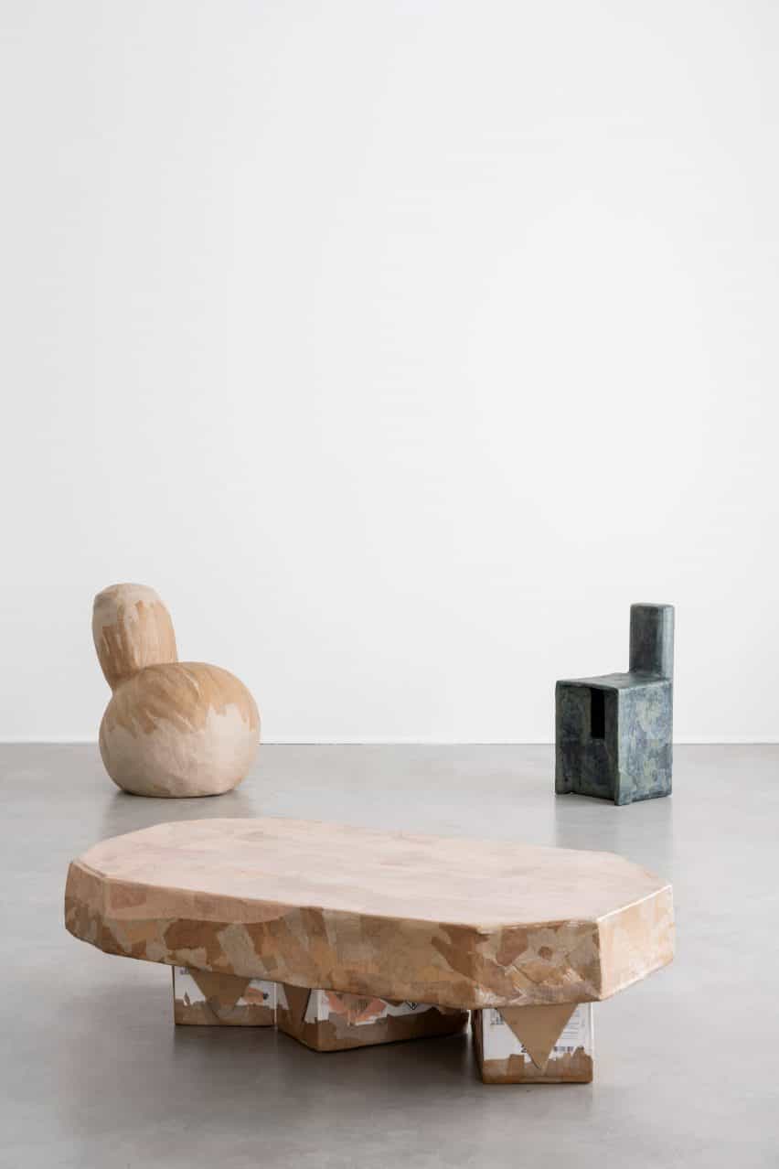 Mesa de centro y dos sillas de la exposición Box de muebles de cartón de Max Lamb en la Galería Fumi