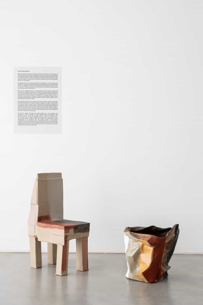 Silla y maceta de la exposición Box de muebles de cartón de Max Lamb en la Galería Fumi