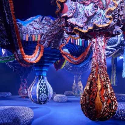 La pasarela Dior presenta una instalación "tentacular" de 24 metros de longitud de Joana Vasconcelos