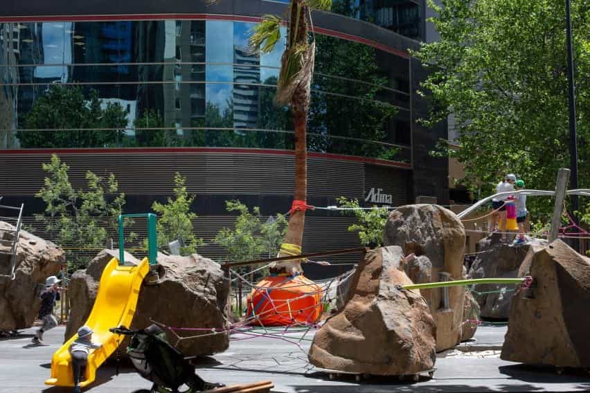 Escultura del parque infantil Rocks on Wheels de Mike Hewson en Melbourne