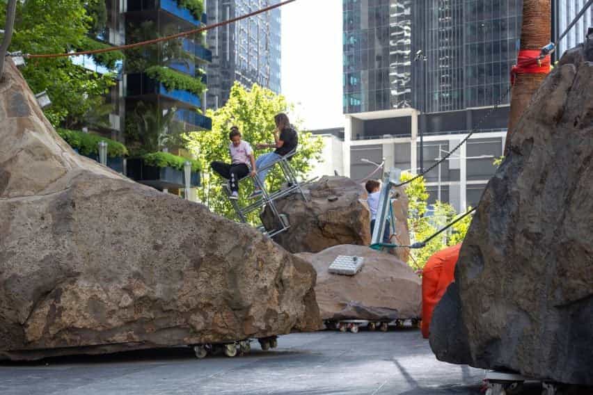 Los niños juegan en la escultura del parque infantil Rocks on Wheels de Mike Hewson en Melbourne