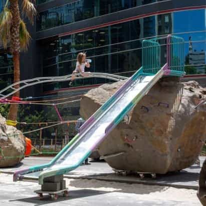 Mike Hewson instala rocas gigantes sobre ruedas para el espacio de "juego de riesgo" en Melbourne